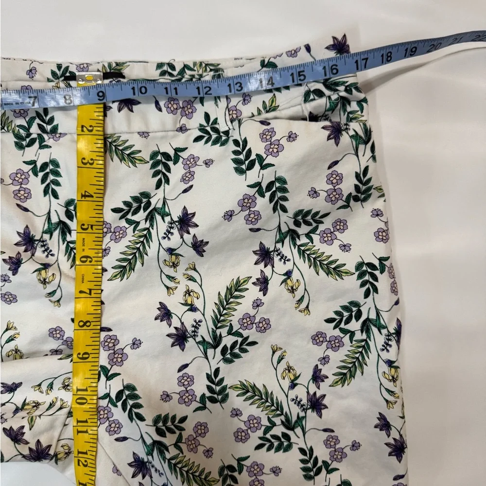Liz Claiborne White with purple Floral Print cropped Pants in size 12 - Picture 13 of 14